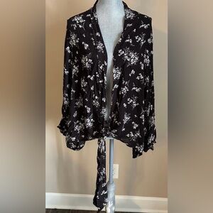 Dress Forum floral black flyaway front tie kimono. Size small. Runs big.